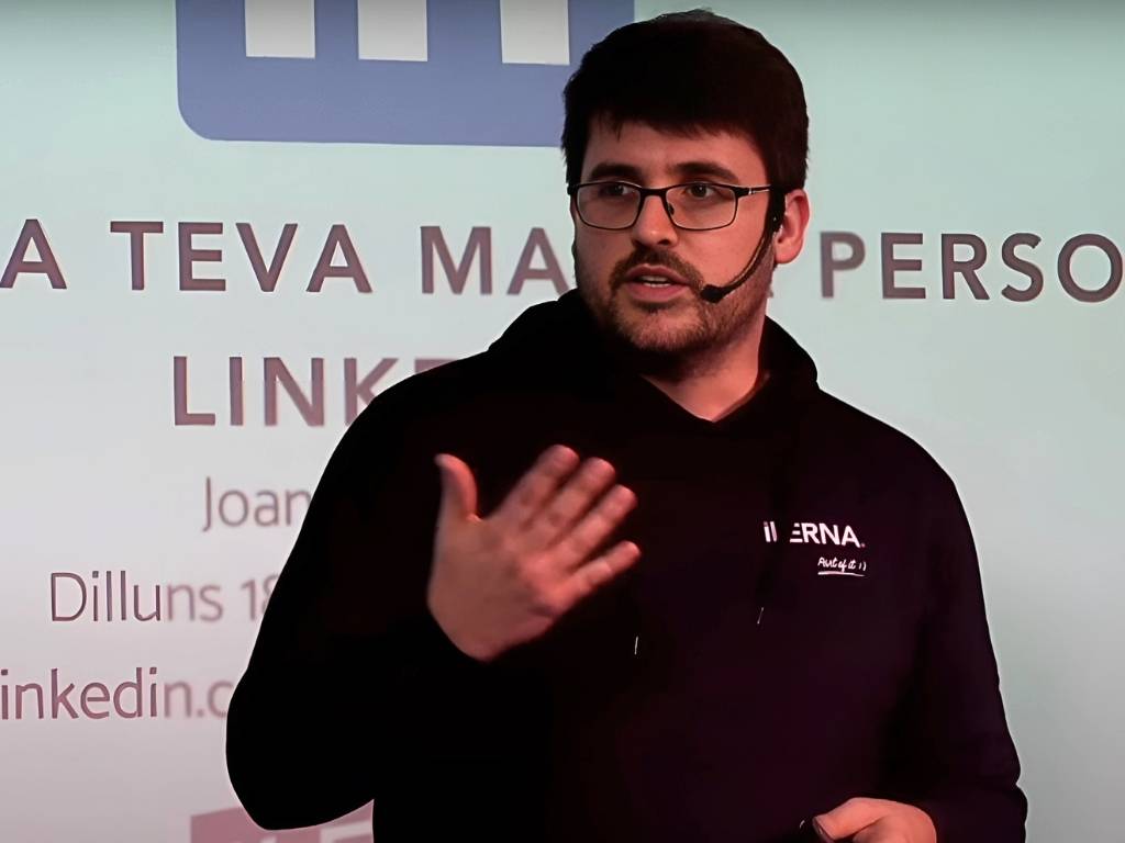 Joan de Santiago impartiendo una conferencia sobre marca personal y LinkedIn